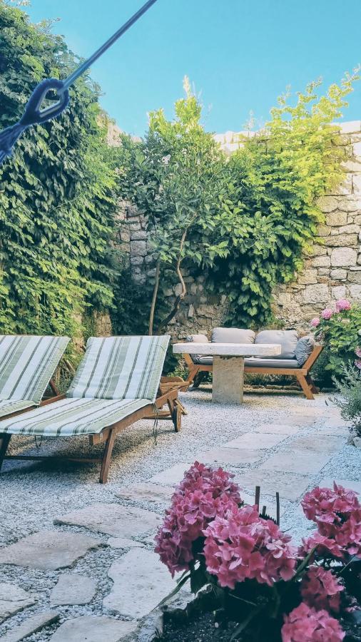Rector'S Villa - Charming Retreat In Old Town With Jacuzzi In Private Courtyard Rab Town Buitenkant foto