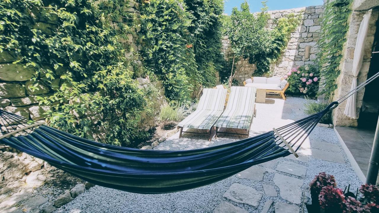Rector'S Villa - Charming Retreat In Old Town With Jacuzzi In Private Courtyard Rab Town Buitenkant foto