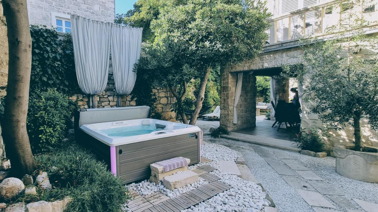 Rector'S Villa - Charming Retreat In Old Town With Jacuzzi In Private Courtyard Rab Town Buitenkant foto