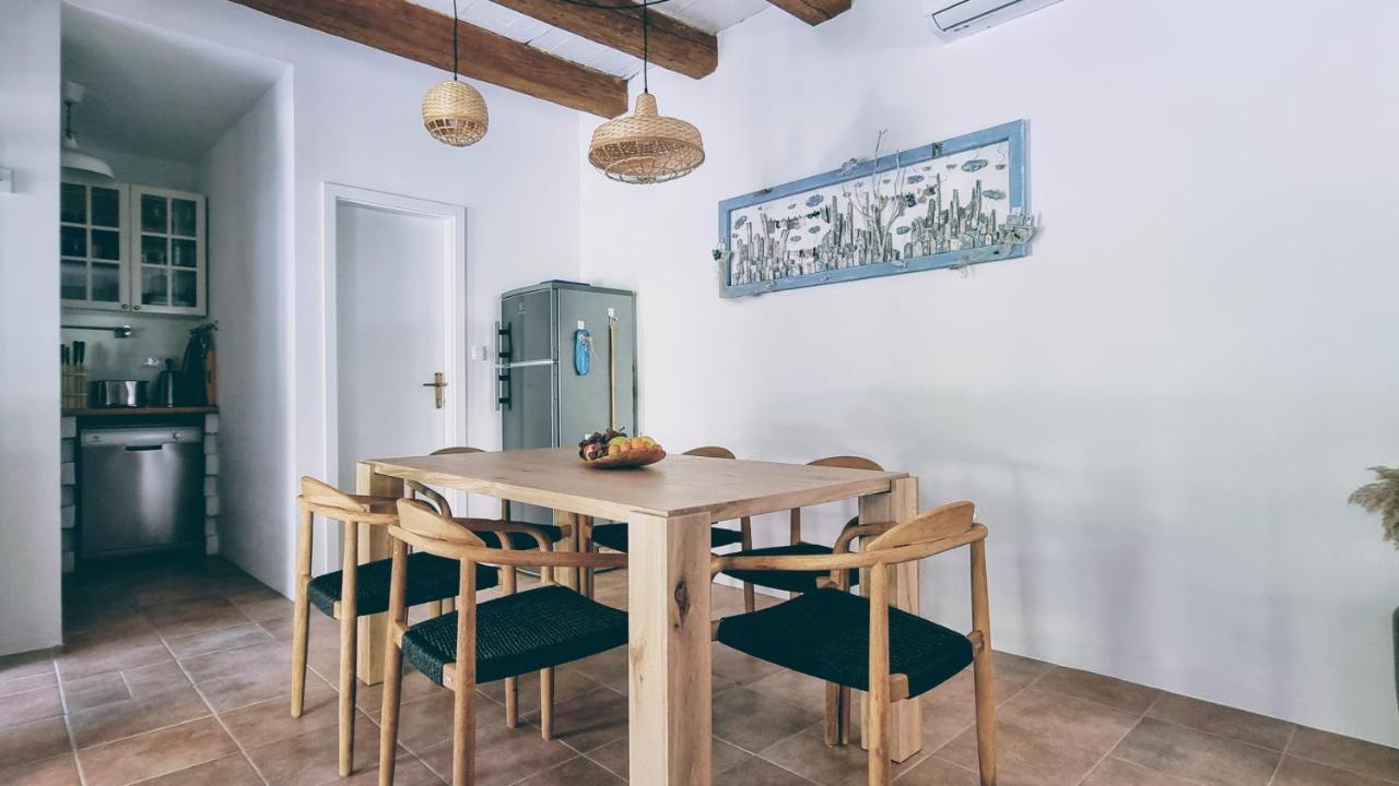 Rector'S Villa - Charming Retreat In Old Town With Jacuzzi In Private Courtyard Rab Town Buitenkant foto