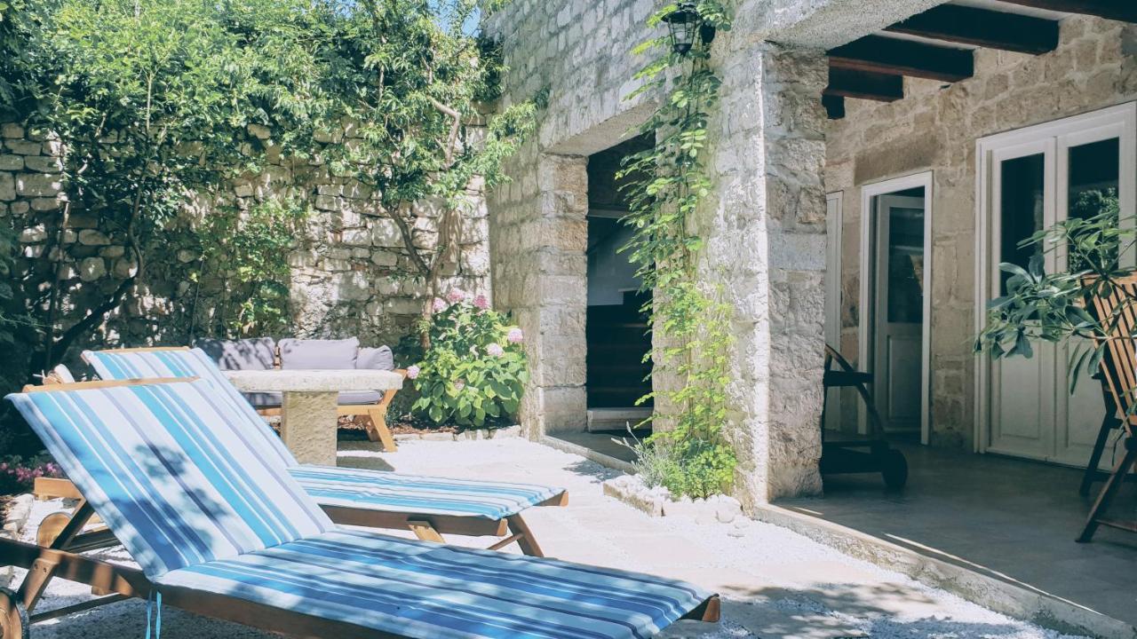 Rector'S Villa - Charming Retreat In Old Town With Jacuzzi In Private Courtyard Rab Town Buitenkant foto
