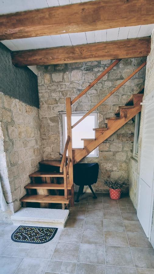 Rector'S Villa - Charming Retreat In Old Town With Jacuzzi In Private Courtyard Rab Town Buitenkant foto