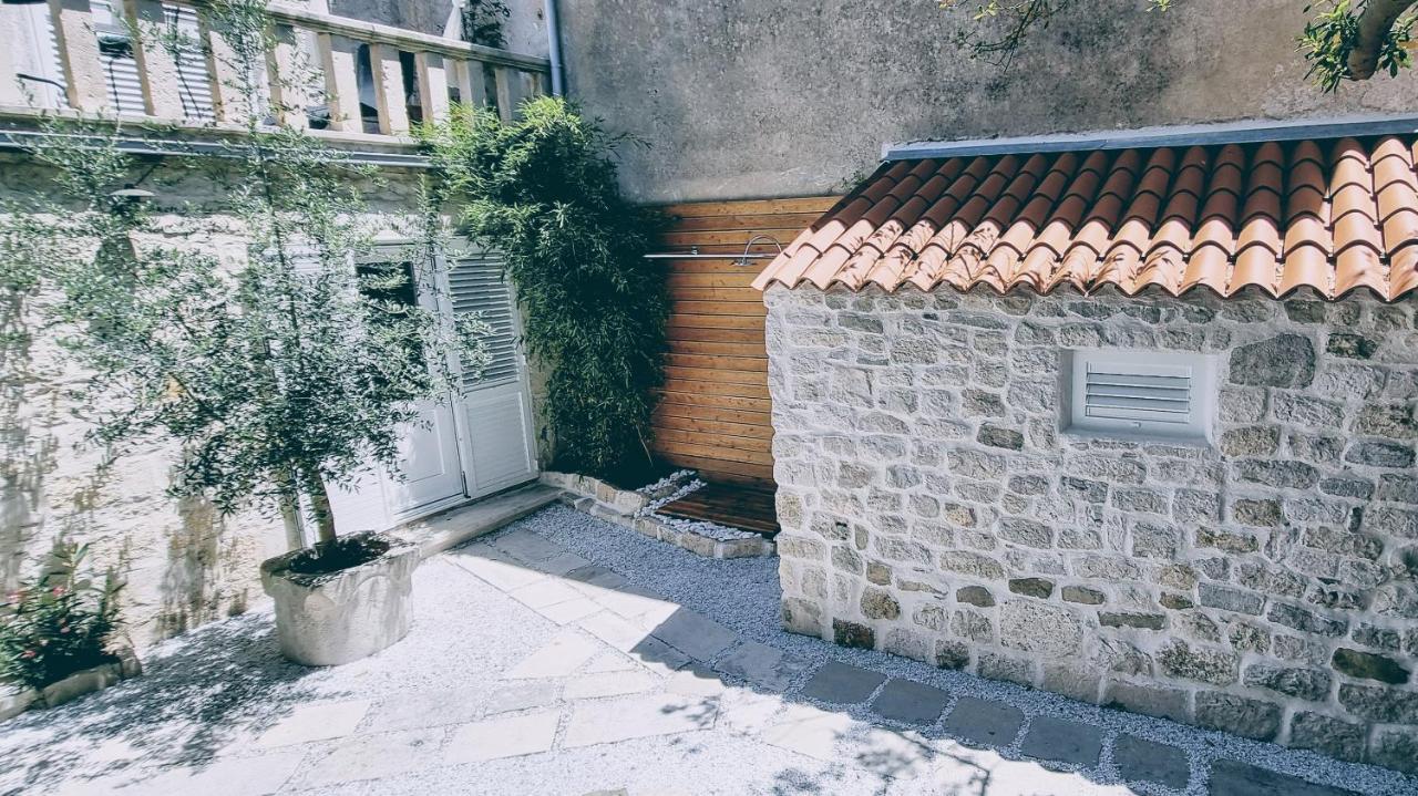 Rector'S Villa - Charming Retreat In Old Town With Jacuzzi In Private Courtyard Rab Town Buitenkant foto