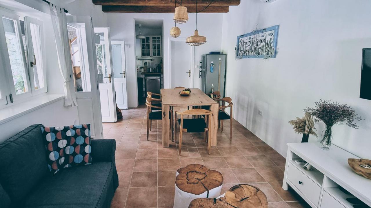 Rector'S Villa - Charming Retreat In Old Town With Jacuzzi In Private Courtyard Rab Town Buitenkant foto