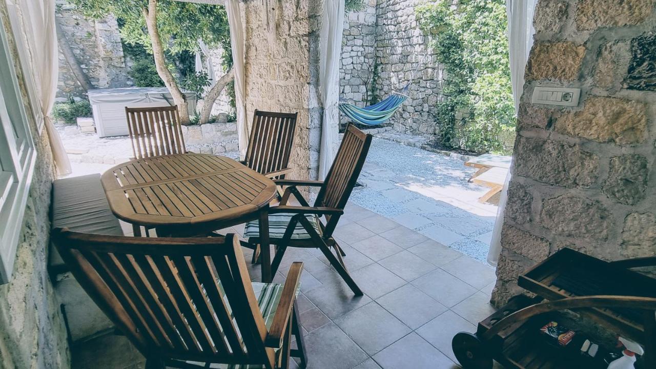 Rector'S Villa - Charming Retreat In Old Town With Jacuzzi In Private Courtyard Rab Town Buitenkant foto