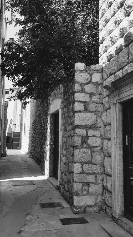 Rector'S Villa - Charming Retreat In Old Town With Jacuzzi In Private Courtyard Rab Town Buitenkant foto