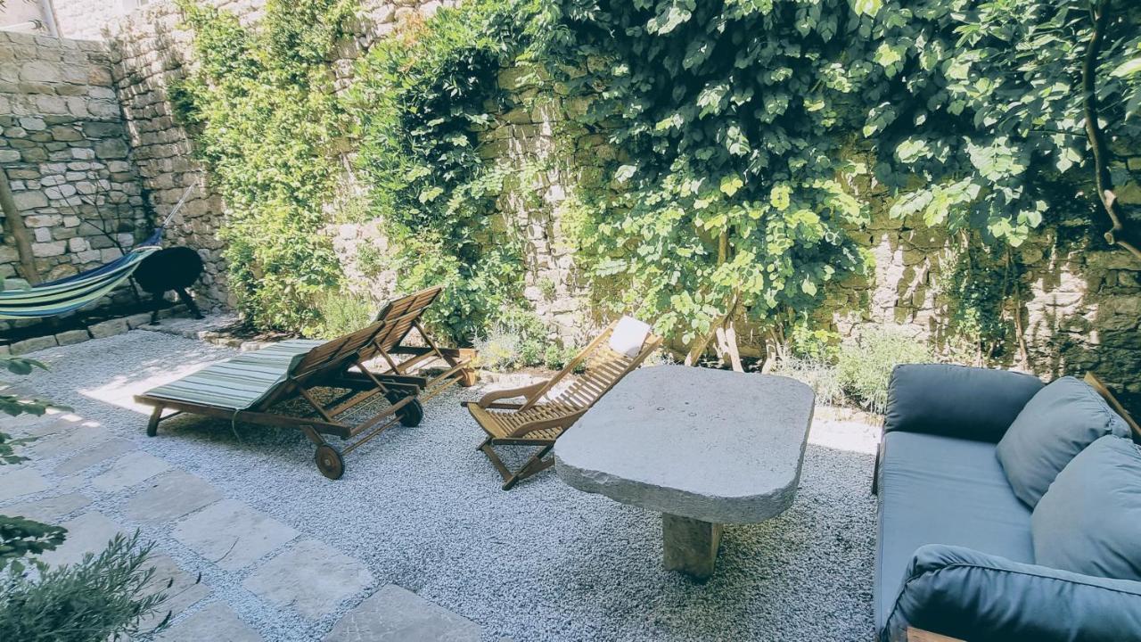 Rector'S Villa - Charming Retreat In Old Town With Jacuzzi In Private Courtyard Rab Town Buitenkant foto